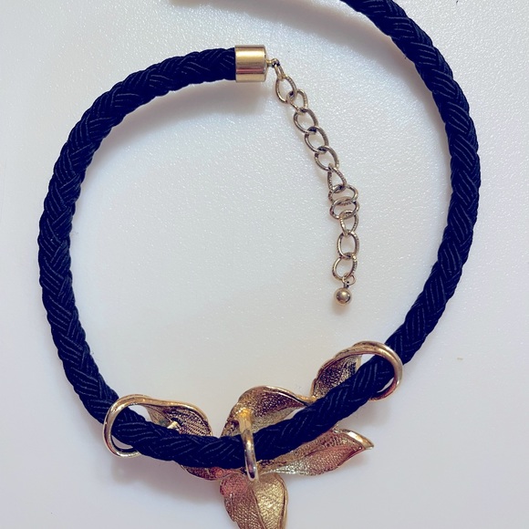 Vintage black choker with gold leaf detail - Picture 3 of 3